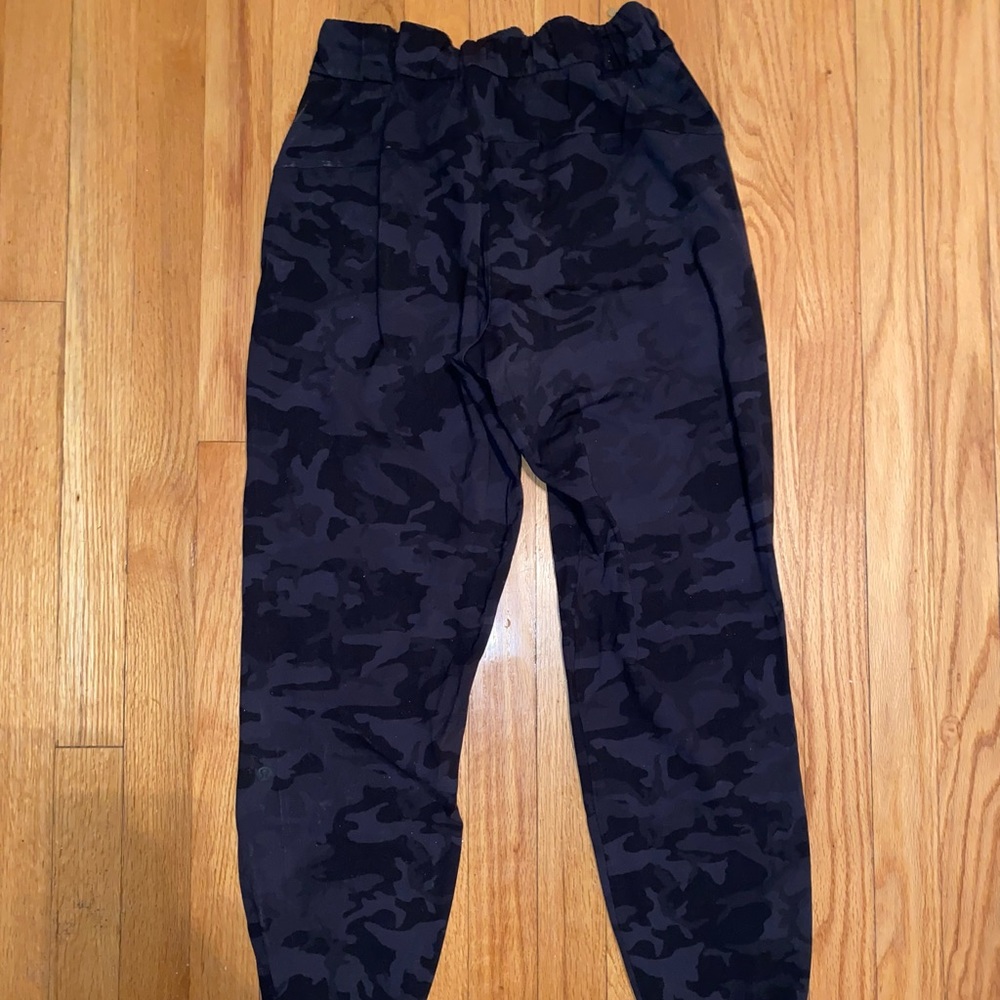 Lululemon joggers. Size 6 - EUC  Black Camo